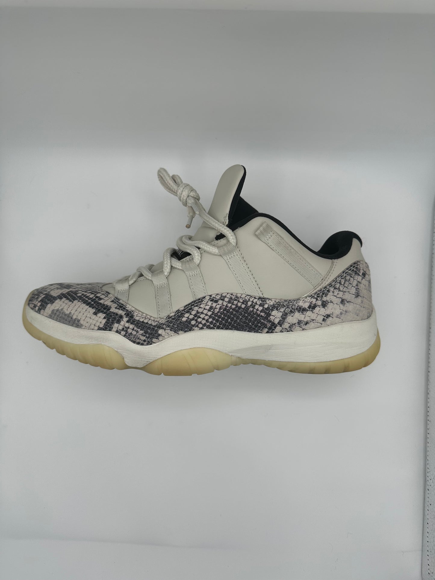 Jordan 11 Low 'Bone'